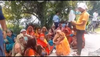 धामपुर: स्योहारा-नूरपुर मार्ग पर ईकड़ा पुल पर भाकियू के कार्यकर्ताओं ने सड़क हादसों को लेकर दिया धरना