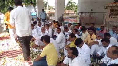 जमुई: अंबेडकर प्रतिमा स्थल पर मुखिया संघ ने अपने 19 सूत्री मांगों को लेकर किया एक दिवसीय धरना प्रदर्शन