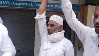 जगाधरी: मुकरामपुर में सील होने के बाद भी चल रही टायर फ़ैक्ट्री के खिलाफ ग्रामीणों ने पॉल्यूशन बोर्ड कार्यालय पर किया प्रदर्शन