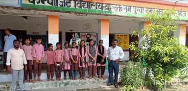 करनैलगंज: CHC करनैलगंज के नेत्र परीक्षण अधिकारी ने कंपोजिट विद्यालय बालक रामपुरवा में निशुल्क चश्मे का किया वितरण