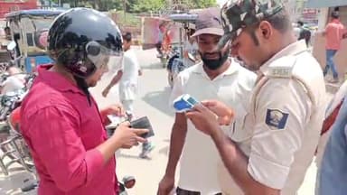 गोपालगंज: शहर के अंबेडकर चौक व घोष मोड़ पर ट्रैफिक पुलिस ने चलाया वाहन जांच अभियान, वाहन चालकों से वसूला गया 56500 रुपए जुर्माना