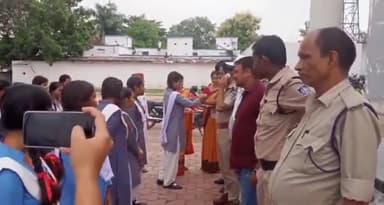 सिंगरौली: सरस्वती शिशु मंदिर बैढ़न की छात्राओं ने कोतवाली पहुंचकर कोतवाल सहित अन्य पुलिस कर्मियों को बांधी राखी