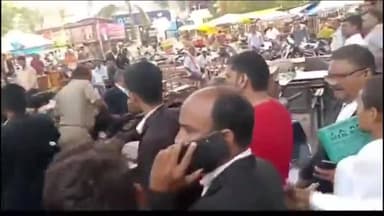 प्रयागराज: इलाहाबाद हाईकोर्ट परिसर के बाहर प्रदर्शन कर रहे वकीलों ने पेशी पर आए एक पुलिसकर्मी के साथ की हाथापाई