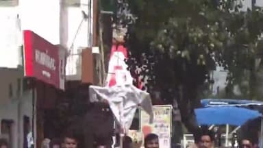 नागदा: नागदा के पुराने बस स्टैंड पर एनएसयूआई के कार्यकर्ताओं ने मुख्यमंत्री का पुतला जलाने की कोशिश की, पुलिस ने रोका