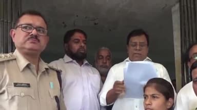 नागदा: नागदा के सीएसपी कार्यालय पर वकील सुशील मोदी की मौत के मामले में अभिभाषक संघ ने थाना प्रभारी को सौंपा ज्ञापन