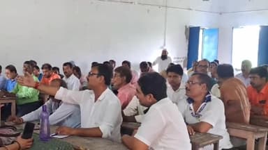 अरेराज: प्रखंड क्षेत्र के सभी प्रधानाध्यापकों के साथ अरेराज सोमेश्वर नाथ प्लस टू सभागार में बीईओ ने की बैठक