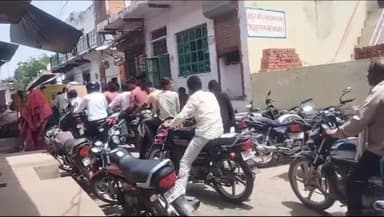 सरमथुरा: सरमथुरा में रक्षाबन्धन त्यौहार को लेकर बाजार में भीड़ उमड़ने से पीएनबी बैंक रोड पर रहे जाम के हालात