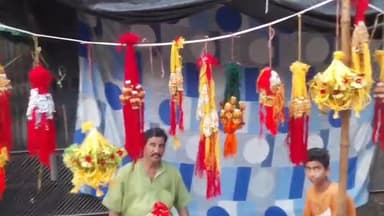 रामपुर: मिस्टर गंज चौराहे पर रक्षाबंधन पर सजी राखी की दुकान दुकानदार विक्रेता ने कहा महंगाई के कारण नहीं हो पा रही है बिक्री सरक