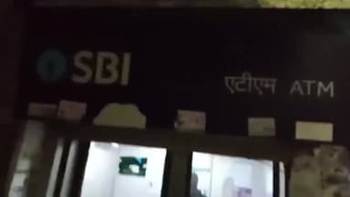 करछना: मेवालाल बगिया स्थित एटीएम बूथ के अंदर उचक्कों ने किशोर से एटीएम कार्ड बदलकर उड़ाए ₹41000, वीडियो हो रहा वायरल
