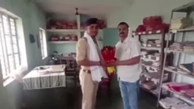 रामगढ़ चौक: रामगढ़ चौक ओपी थाना के नए थाना अध्यक्ष अमित कुमार को ब्लड डोनर जितेंद्र मंडल ने अंग वस्त्र एवं बुके देकर किया सम्मानित