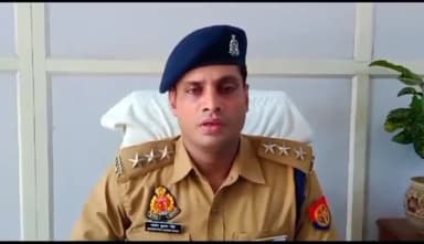 गाज़ियाबाद: पुलिस ने लूट के 10 मोबाइल फोन चोरी की 2 बाइक व स्नेचिंग के ₹20000 सहित दो लुटेरों को कौशांबी क्षेत्र से किया गिरफ्तार