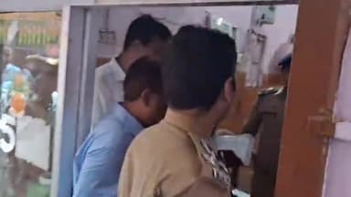 गाज़ियाबाद: सदर तहसील में दो अज्ञात नकाबपोश ने की थी वकील की हत्या, मृतक की पत्नी ने पांच नामजद व्यक्तियों के विरुद्ध दी शिकायत