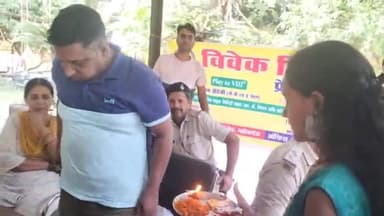 साहेबगंज: रक्षाबंधन के अवसर पर साहेबगंज थाने में पुलिस कर्मियों को स्कूली छात्राओं के द्वारा बांधी गयी राखियां