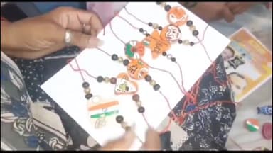 प्रयागराज: रानी मंडी इलाके में रहने वाली महिलाओं ने गाय के गोबर से बनी इको फ्रेंडली राखियां तैयार की, बाजार में बढ़ी मांग