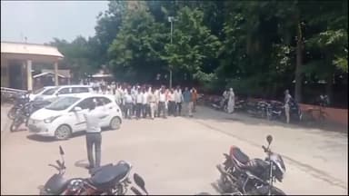 इकौना: हापुड़ में हुए लाठीचार्ज के विरोध में तहसील इकौना में अधिवक्ताओं ने उपजिलाधिकारी को सौंपा ज्ञापन