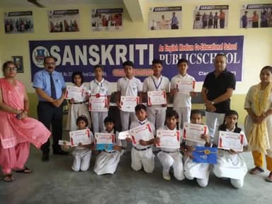 संस्कृति पब्लिक स्कूल में किया राखी प्रतियोगिता का आयोजन, छात्रों ने बनाई सुंदर आकर्षक राखियां
सन्दीप दहियाL