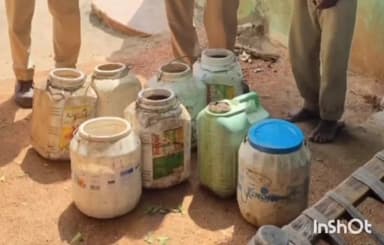 टीकमगढ़: कारी नगर के आदिवासी मोहल्ले में पुलिस टीम का छापा अवैध शराब के साथ लहान को किया गया नष्ट