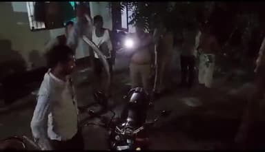 इटावा: टीटी चौकी में पुलिस कर्मी के बाईक में सांप निकलने से मचा हड़कम्प,वन्य जीव विशेषज्ञ ने रेस्क्यू कर पकड़ा,प्रकृतिवास में