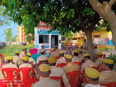 भदोही: थाना चौरी परिसर में श्री उमेश्वर प्रभात सिंह, क्षेत्राधिकारी औराई द्वारा सैनिक सम्मेलन कर कर्मचारियोंसमस्या को हल करे