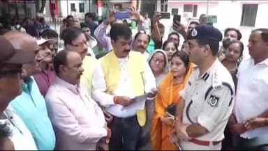 ग्वालियर गिर्द: कांग्रेस नेता रूपेश यादव के खिलाफ ब्राह्मण और राजपूत समाज ने एसपी ऑफिस के बाहर किया प्रदर्शन