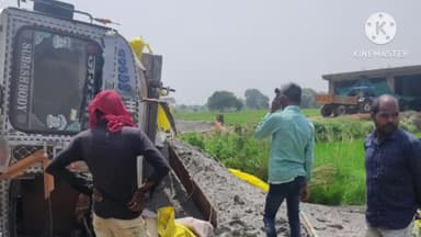 मड़िहान: लूसा गांव के पास राखड लादी ट्रक पलटने से ड्राइवर खलासी घायल मिर्जापुर रेफर
