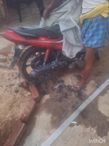 करपी: झुनाठी गांव में असामाजिक तत्वों ने नेवारी पिंज में आग लगाई हजारों रुपए मूल्य का नेवारी जलकर राख, एक बाइक को क्षति पहुंची