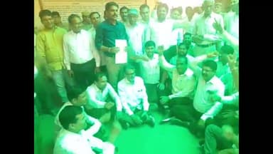 कैराना: हापुड़ में वकीलों के साथ हुई घटना को लेकर कैराना में सैकड़ो वकीलों ने सड़कों पर उतरकर किया विरोध प्रदर्शन