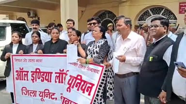 मुरादाबाद: ऑल इंडिया लॉयर्स यूनियन ने डीएम कार्यालय पर हापुड़ में वकीलों पर लाठीचार्ज करने वाले पुलिस कर्मियों पर कार्यवाही की मांग