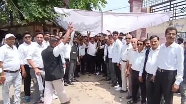 बदायूं: दातागंज मुंसिफी भेजे जाने के विरोध में वकीलों ने बदायूं के कोर्ट के गेट पर ताला लगाकर अनिश्चितकालीन हड़ताल शुरू की