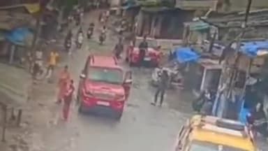 मुंबई उपनगर: डी एन नगर अंधेरी पोलिसांच्या पथकावर आरोपीला पकडते वेळी दगडफेक ठाणे जिल्ह्यात इराणी वस्तीत करण्यात आला.