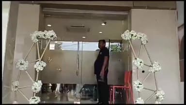 मोतिहारी: ज्ञानबाबू चौक के तनिष्क शोरूम, दिया अनोखा तोहफा,खरीदारी करने वाली महिला ग्राहकों को लगवाई जा रही मेहंदी