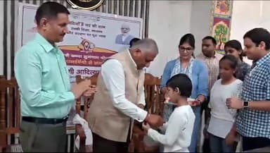 गाज़ियाबाद: डीएम कार्यालय में सांसद जनरल वीके सिंह ने जगह-जगह से आई बहनों से बंधवाई राखी