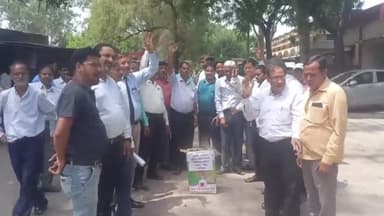 हाथरस: हापुड़ में अधिवक्ताओं के ऊपर हुए लाठीचार्ज के विरोध में सदर तहसील पर अधिवक्ताओं ने हापुड़ पुलिस प्रशासन का फूंका पुतला