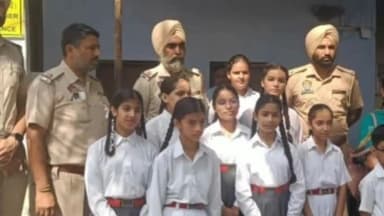 ਪਠਾਨਕੋਟ: ਪੁਲਿਸ ਚੌਂਕੀ ਘਰੋਟਾ ਵਿਖੇ ਸਕੂਲੀ ਬੱਚਿਆਂ ਵੱਲੋਂ ਮਨਾਇਆ ਗਿਆ ਰੱਖੜੀ ਦਾ ਤਿਉਹਾਰ, ਪੁਲਿਸ ਮੁਲਾਜਮਾਂ ਦੇ ਬਨੀ ਰੱਖੜੀ