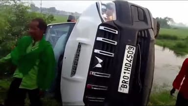 करपी: NH33 वारह माइल के समीप स्कार्पियो ने बिजली के पोल में मारी ठोकर,बाल बाल बचे स्कार्पियो सवार