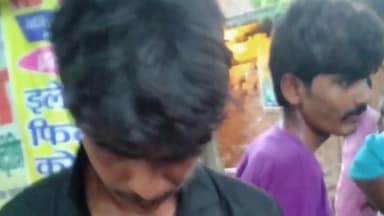 करछना: बारी बजहिया चौराहा स्थित किराने की दुकान पर चोरी कर रहे दो युवकों को ग्रामीणों ने पकड़ा व पेड़ से बांधकर की पिटाई