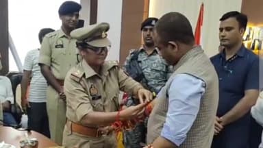 प्रयागराज: पुलिस लाइन सभागार में महिला पुलिस पुलिस कर्मी बहनों द्वारा कैबिनेट मंत्री नंद गोपाल गुप्ता नंदी को बांधा रक्षा सूत्र