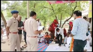 जालौर: आरोपियों को गिरफ्तार करने की मांग को लेकर कलेक्ट्रेट के बाहर शिवसेना का धरना रहा जारी