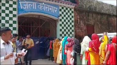 सहारनपुर: देहरादून रोड स्थित जिला कारागार में कैद भाइयों को राखी बांधते नम हुई बहनों की आंखें भविष्य में अपराध ना करने का लिया वचन