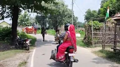 सिकटी: रक्षाबंधन को लेकर भारत नेपाल सीमा सरहद पार से पहुंची बहने बांधी राखी।