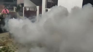 प्रयागराज: प्रयागराज शहर में डेंगू के बढ़ते मामलों को देखते हुए ट्रांसपोर्ट नगर व मुंडेरा इलाके में सघन फॉगिंग अभियान शुरू