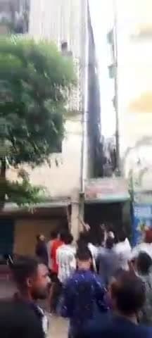 गाज़ियाबाद: अभय खण्ड चौकी के पास बहुमंजिला इमारत पर युवती का सुसाइड के लिए चढ़ने के वीडियो हुआ वायरल, लोगों ने पुलिस को दी सूचना