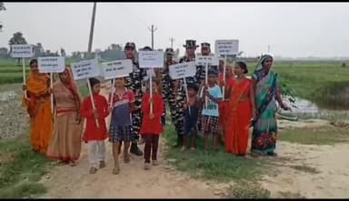 सुरसंड: भिठ्ठामोर व गांधीनगर गांव में एसएसबी के द्वारा स्वास्थ्य के प्रति जागरूक कर इलाज के बाद दी गई दवाई