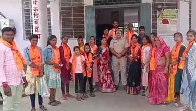 बकानी: बकानी दुर्गा वाहिनी की महिलाओं ने पुलिसकर्मियों को बांधा रक्षा सूत्र