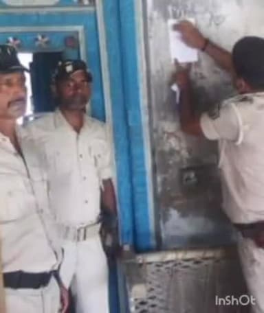 गोपालगंज: बरौली माधोपुर ओपी थाना कांड संख्या 468/22 के अभियुक्त के घर पुलिस ने चिपकाया इश्तेहार