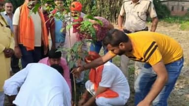 दरौंधा: रानीबाड़ी में दरौंदा विधानसभा के विधायक कर्णजीत सिंह ने किया वृक्षारोपण