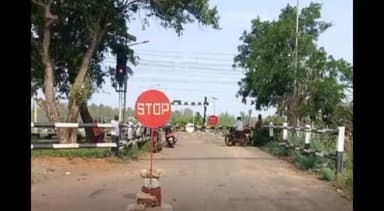 కావలి: రైల్వే గేటు వద్ద ట్రాక్ పనుల దృష్ట్యా కొండ బిట్రగుంట ప్రసన్నుడి దేవాలయానికి వేరే రూట్‌లో వెళ్లాలని సూచన