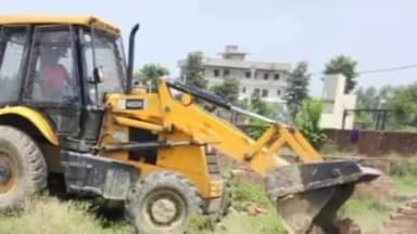 मोहनलालगंज: मोहनलालगंज के पुरसैनी में रायबरेली रोड पर की जा रही अवैध प्लॉटिंग को लखनऊ विकास प्राधिकरण ने किया ध्वस्त