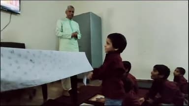 मुरादाबाद: सिविल लाइन में भारती उत्कृष्ट सेवा समिति द्वारा संचालित बाल गृह बालिका में डीएम ने बालिकाओं को फल-मिठाई का किया वितरण