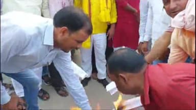 करगहर: शिक्षा विभाग द्वारा छुट्टियों में कटौती के आदेश के बाद शिक्षकों ने कोचस में जलाई आदेश की प्रतियां